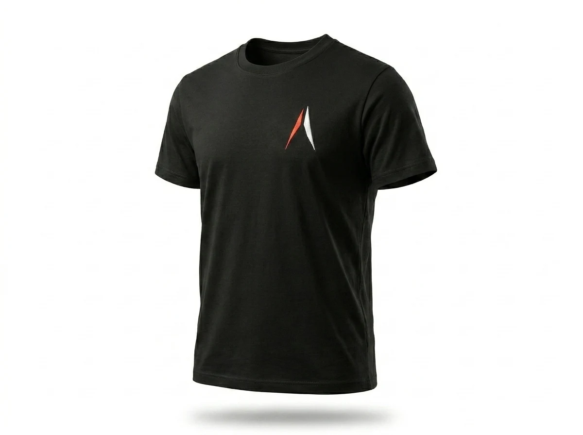 Playera MySynergy negra, vista en tres cuartos
